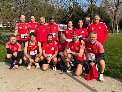 Foto di gruppo in maglia rossa, con i pettorali
