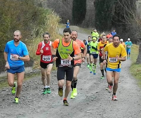 Un gruppo di corridori sulla strada bianca del percorso