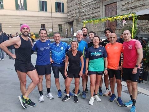 Un gruppo di podisti in una piazza